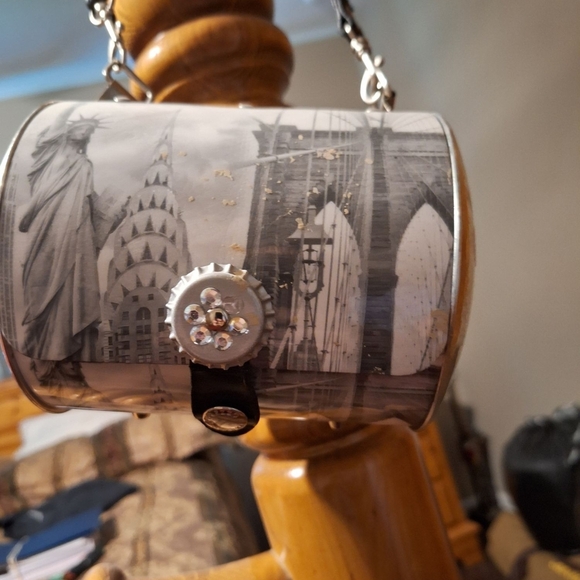 ❗️5/$25❗️New York City Barrel Purse. NEEDS A LITTLE BIT OF LOVE. - Picture 1 of 16